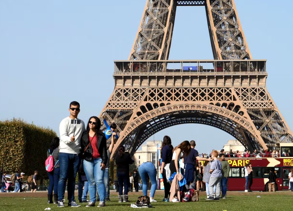 Paris Selfie-Tourists